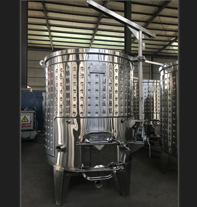 variable capacity wine tank lid