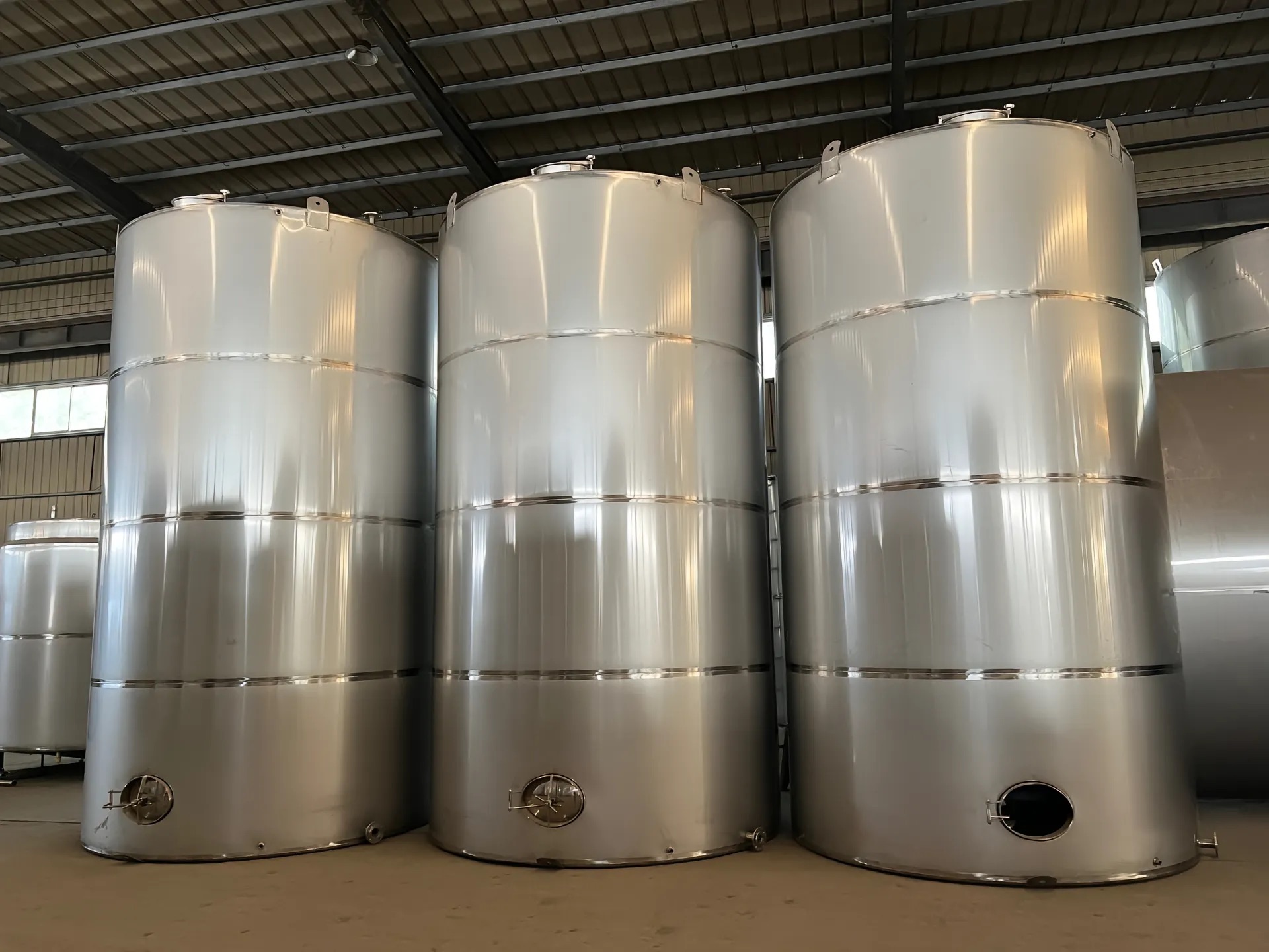 vertical chemical storage tanks